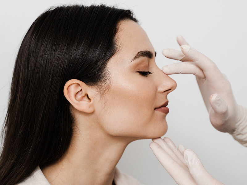 mulher com o nariz empinado