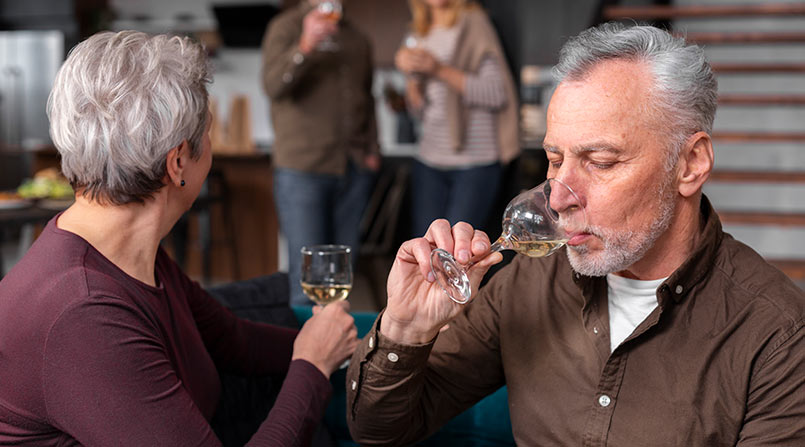 Bebidas alcoólicas e envelhecimento da pele: impactos, prevenção e escolhas conscientes
